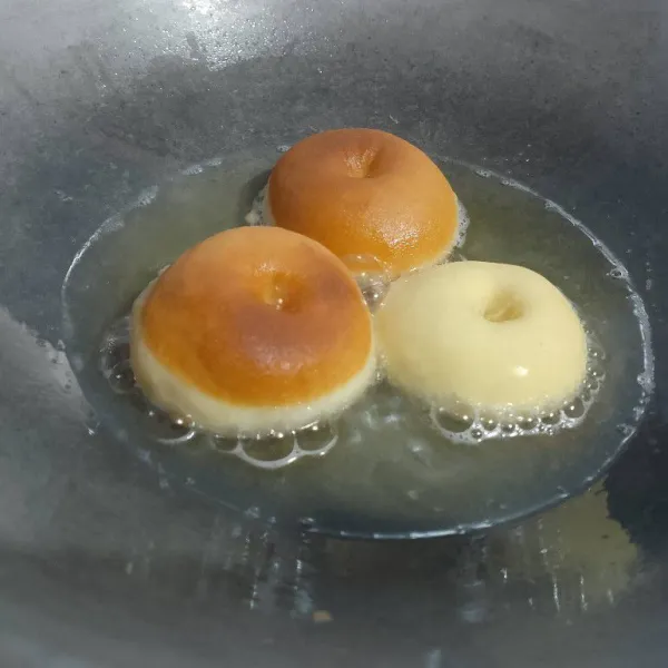 Goreng donat dengan api kecil hingga kedua sisi kecoklatan. Sajikan dengan toping favorit!