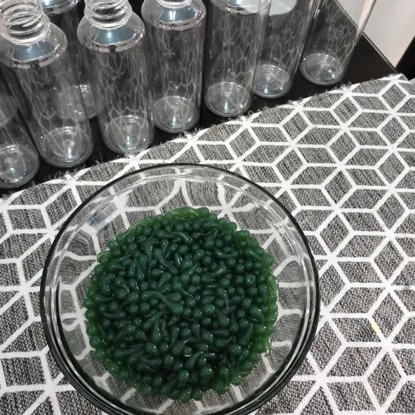 Kemudian, siapkan dawet kecebong instannya. Cuci bilas dengan air bersih sebelumnya.