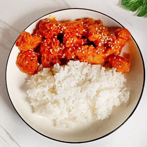 Sajikan bersama nasi putih hangat dan taburan wijen di atasnya!