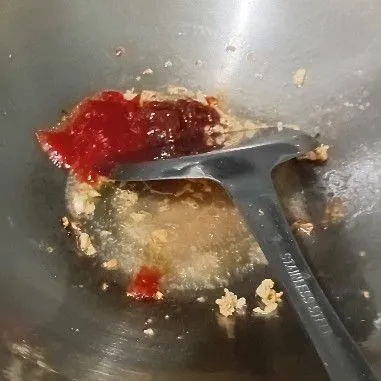 Tumis bawang putih hingga wangi, lalu masukkan saus dan air masak hingga mendidih.