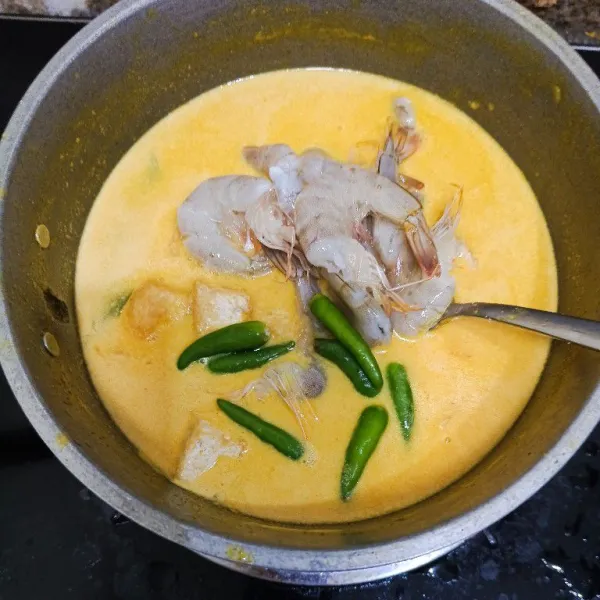 Masukkan tahu, udang, asam kandis dan cabe rawit, masak hingga matang