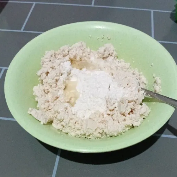Masukkan putih telur dan tepung, kemudian aduk rata.