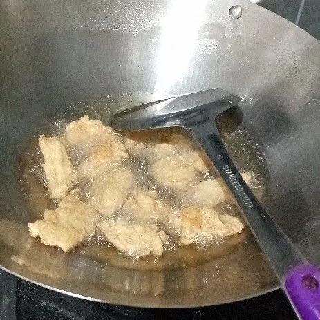 Panaskan minyak dengan api sedang, kemudian goreng dengan ukuran kecil hingga matang dan crispy.