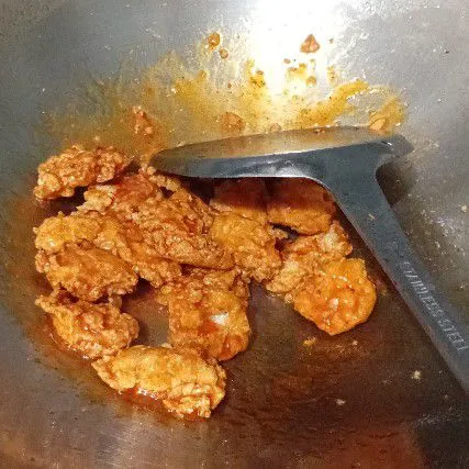 Masukkan tahu crispynya, lalu aduk rata dan koreksi rasa.