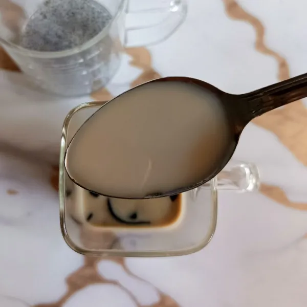 Tambahkan kental manis, lalu aduk rata.