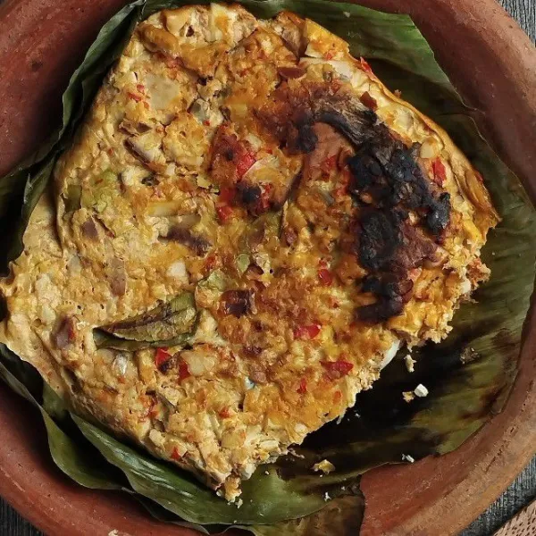 Setelah matang, buka daun dan rapikan pinggirannya.