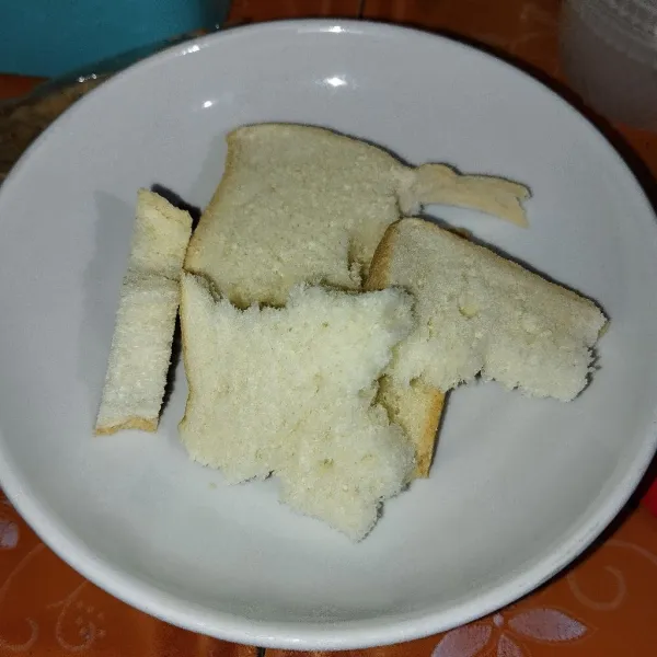 Sobek-sobek roti tawar, lalu taruh di piring saji.