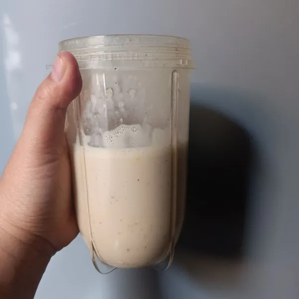 Masukkan saus ke dalam gelas blender, blend sampai halus.