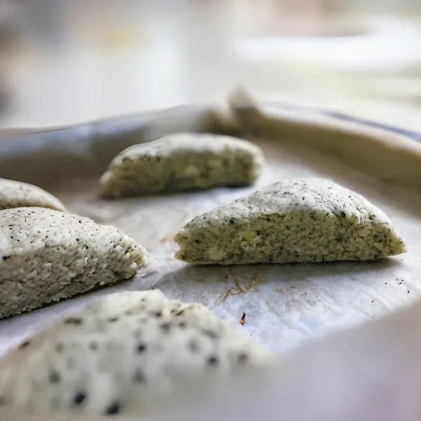 Panggang dalam oven yang sudah dipanaskan suhu 220°C selama 8 menit, turunkan ke 200°C dan lanjutkan panggang 15 menit sampai matang dan keemasan.