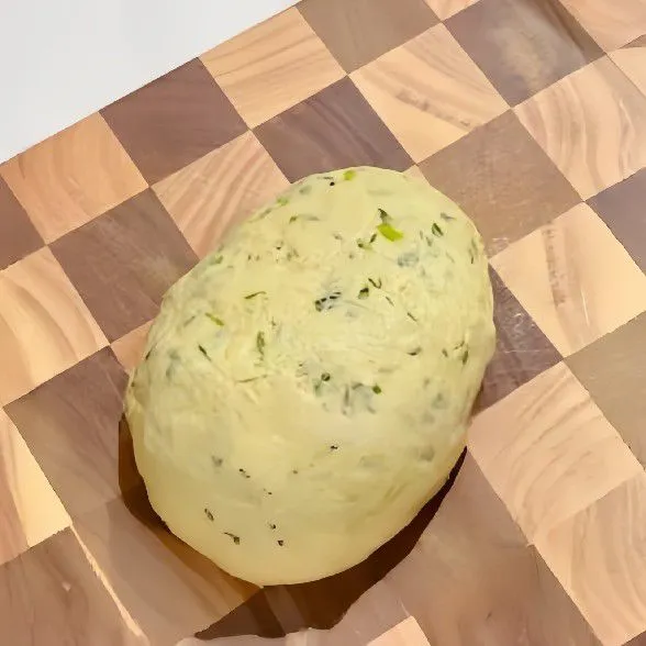 Tutup adonan dengan plastik atau serbet bersih, diamkan selama 30 menit.