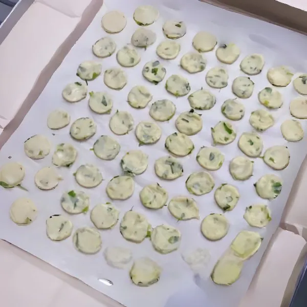 Cetak dengan cetakan bulat kecil.