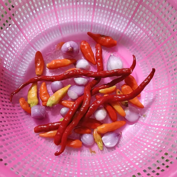 Siapkan bahan-bahan.
