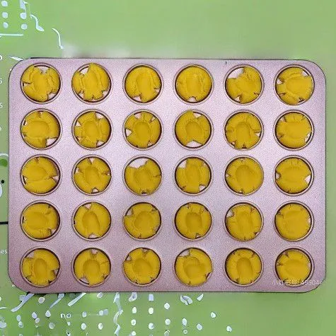 Ambil 12 gr adonan, bulatkan dan pipihkan di atas loyang. Tekan lembut bagian atas adonan untuk membentuk pola.