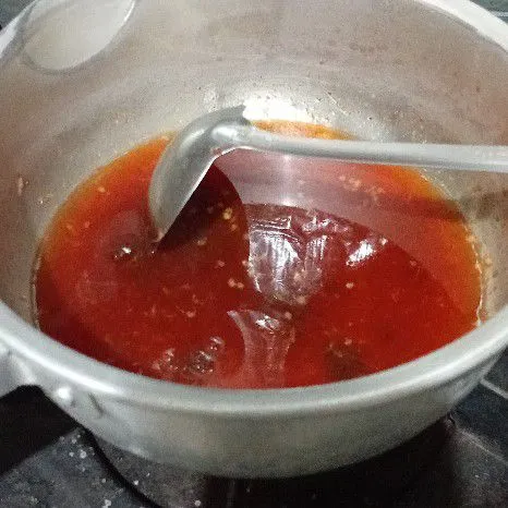 Rebus semua bahan, kemudian saring. Sajikan sebagai cocolan!