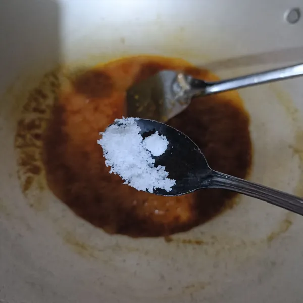 Beri garam dan penyedap.