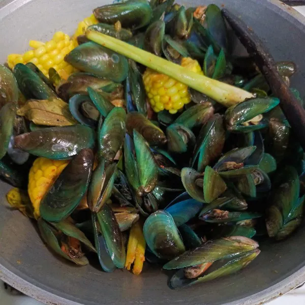 Masukkan kerang ijo dan larutan maizena aduk rata dan koreksi rasa