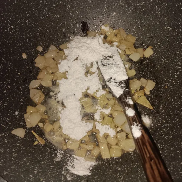 Kemudian, masukkan terigu. Tumis terus sampai menggumpal, kecoklatan, dan cukup matang.