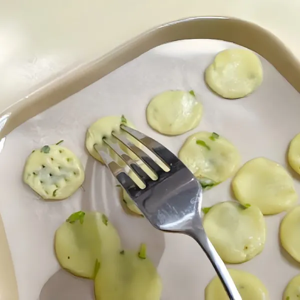 Tusuk-tusuk permukaannya dengan garpu. Panggang di oven dengan suhu 160°C selama 15 menit atau hingga matang dan kuning keemasan.