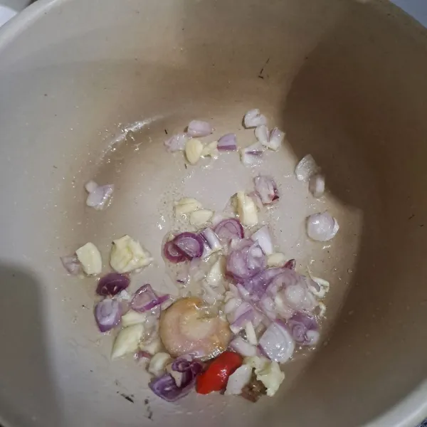 Tumis bawang merah dan putih sampai harum dan layu, kemudian masukkan lengkuas.