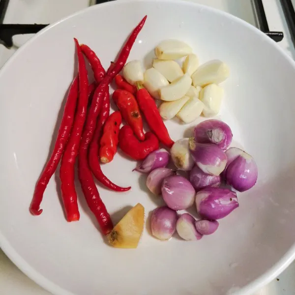 Siapkan bahan halus dan blender