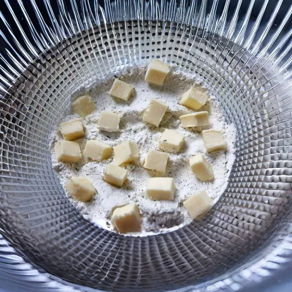 Campurkan 120 gr tepung terigu, 12 gr gula pasir, 3 gr baking powder, 5 gr bubuk teh, dan sejumput garam ke dalam mangkuk. Kemudian, aduk rata.