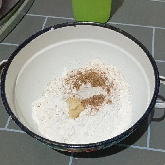 Siapkan bahan kering dan bawang putih parut (kecuali garam), kemudian aduk rata.