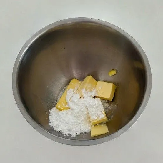 Lelehkan 180 gr mentega dengan teknik double boiler (atau api kecil). Tambahkan 20 gr gula pasir dan 1 gr garam, kemudian aduk rata.