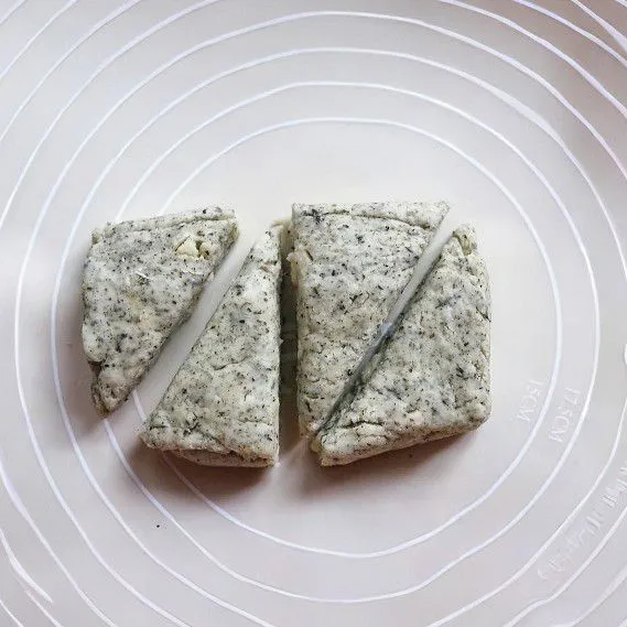 Bentuk sesuai selera, lalu potong menjadi 4 bagian.