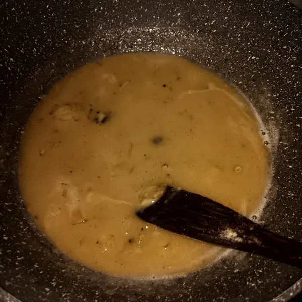 Tuang air dan kental manis plain. Bumbui dengan garam, kaldu jamur, merica, dan pala parut.