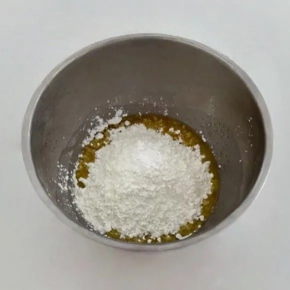 Tambahkan 150 gr tepung terigu dan 150 gr jagung sedikit demi sedikit sambil diaduk. Uleni adonan hingga halus dan tidak lengket.