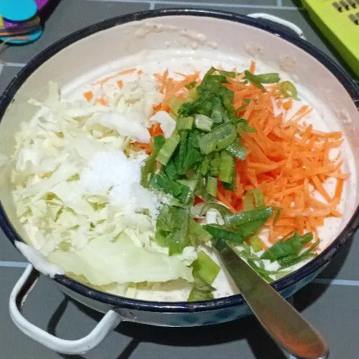 Setelah mengembang, masukkan sayuran dan juga garam. Lalu, aduk rata dan jangan lupa koreksi rasanya.