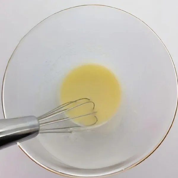 Keluarkan 65 gr margarin hingga suhu ruang agar lunak. Masukkan 45 gr gula halus, kocok dengan whisk hingga gula larut dan tercampur rata. Tambahkan 45 gr telur, aduk hingga menyatu.
