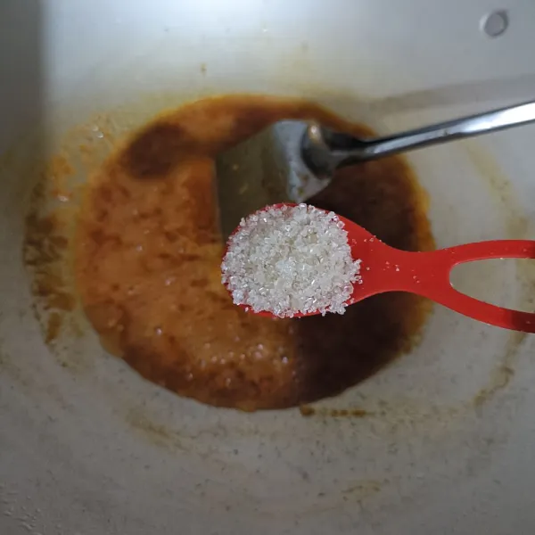 Beri gula sesuai selera.