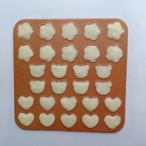 Ambil adonan, bentuk sesuai selera (pipih, bulat, atau cetak lucu), kemudian susun di loyang.