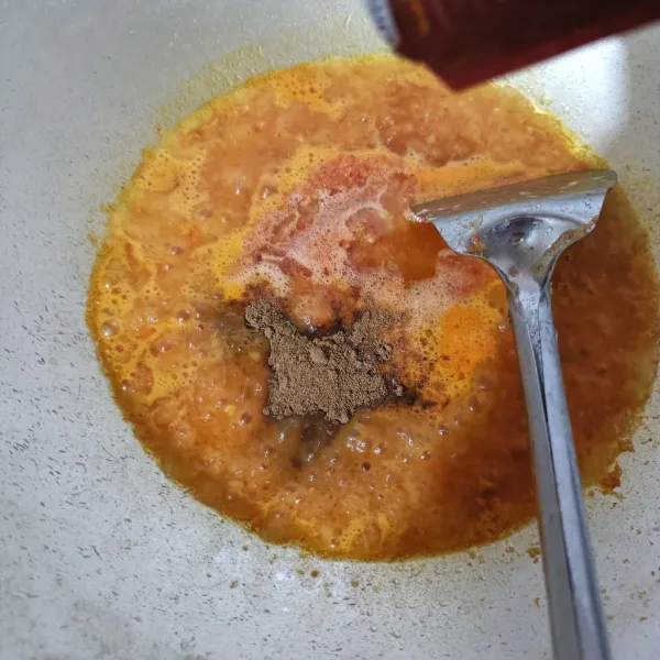 Tambahkan air dan terasi, kemudian aduk rata.