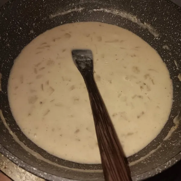 Setelah mendidih, tuang susu. Aduk terus sampai mendidih dan mengental, kemudian cek rasanya.