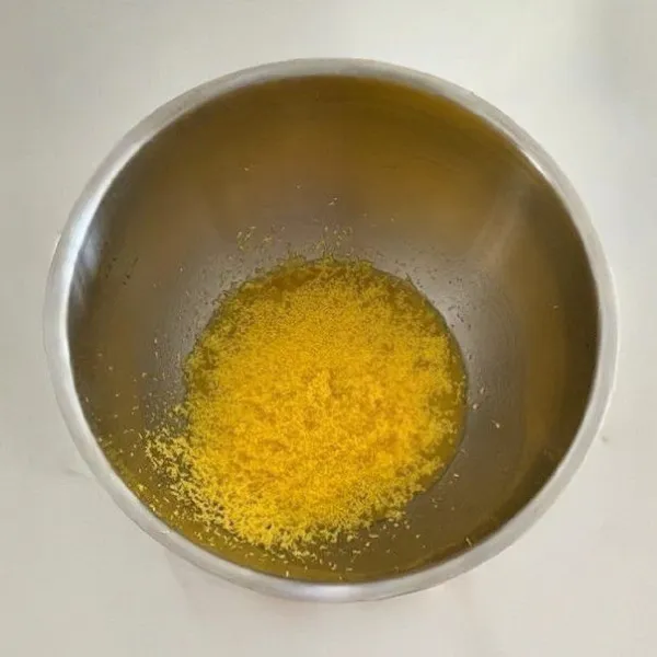 Masukkan 30 gr kuning telur, aduk hingga tercampur merata.