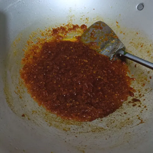 Masak sampai matang dan keluar minyaknya.
