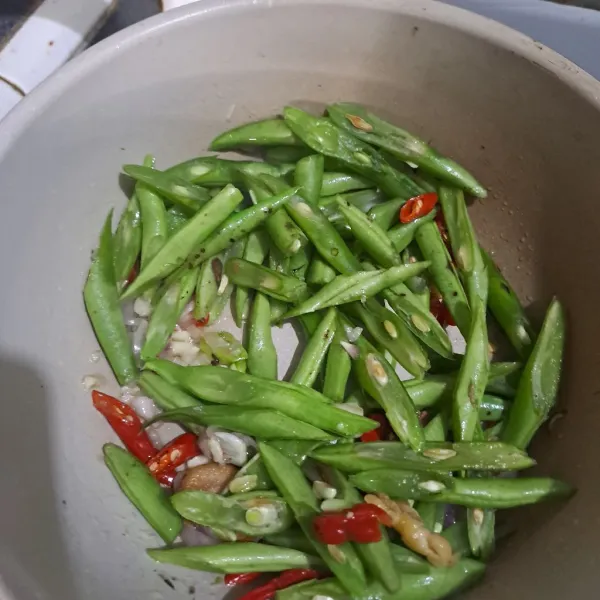 Masukkan buncis dan sedikit air.