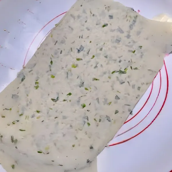 Gilas adonan hingga membentuk lembaran tipis berbentuk persegi panjang.