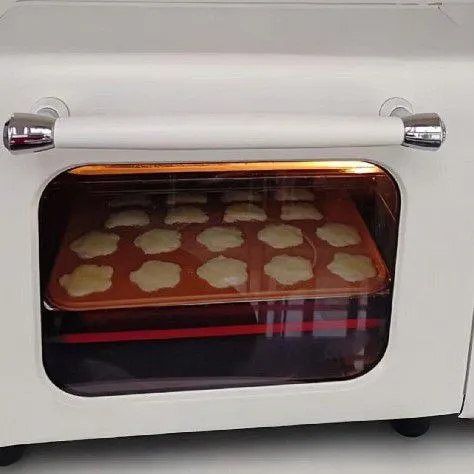 Panggang dalam oven suhu 150°C selama 15 menit hingga bagian bawah keemasan.