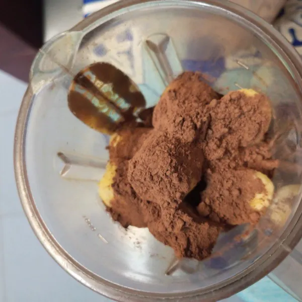 Tambahkan cocoa powder dan susu.
