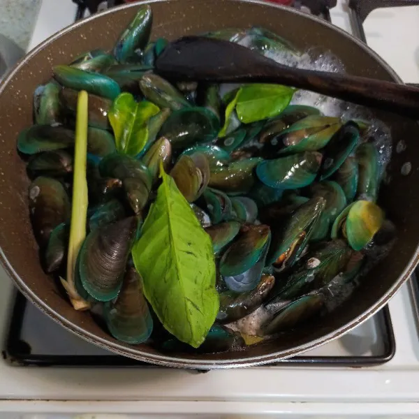Rebus tanpa air kerang yang sudah dicuci bersih pakai daun jeruk, daun salam dan sereh