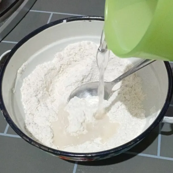 Tuang air, aduk rata hingga kekentalan yang diinginkan, lalu tutup dan istirahatkan selama 1 jam hingga mengembang.