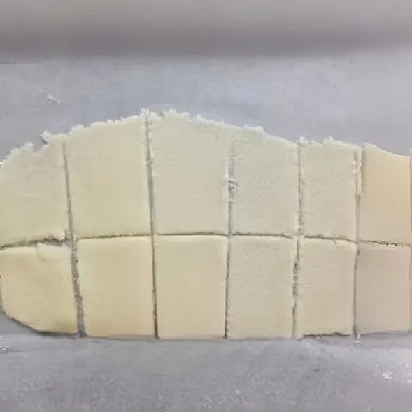 Pipihkan adonan dan potong seperti pada gambar. Diamkan adonan selama 30 menit di suhu ruang.