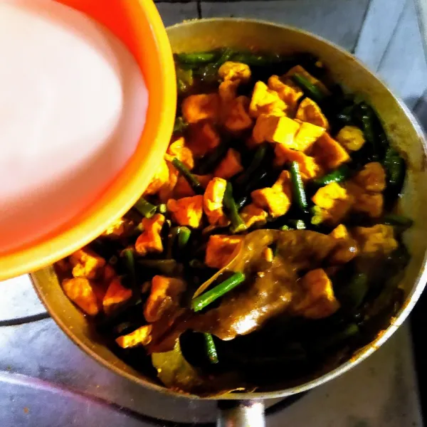 Terakhir, masukkan santan dan aduk rata. Cek rasa, kemudian angkat dan sajikan!