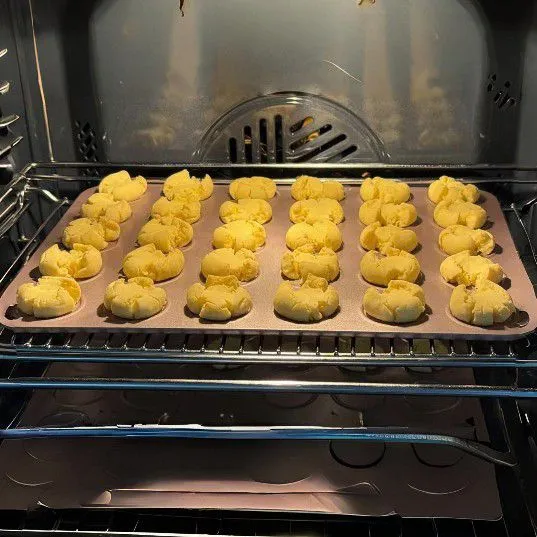 Panggang dalam oven suhu 160°C selama 20 menit hingga pinggiran berwarna keemasan.