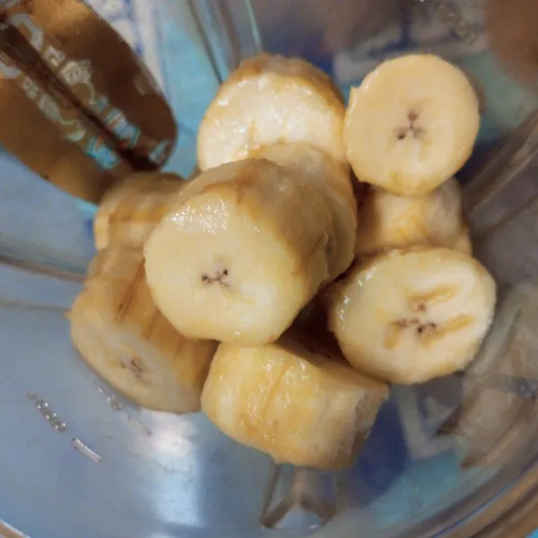 Kupas dan potong-potong pisang agar mudah diblender.