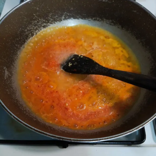 Tumis bahan halus hingga harum