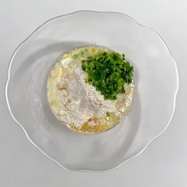 Campur semua bahan ke dalam satu wadah, 260 gr tepung terigu, 105 ml susu cair, 40 gr minyak, 35 gr daun bawang, 6 gr ragi, dan 2 gr baking powder. Kemudian, aduk rata.